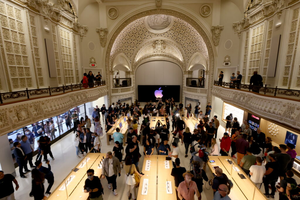 apple-global retail management-vanessa triguboff-deirdre o'brien-apple management changes-apple retail stores