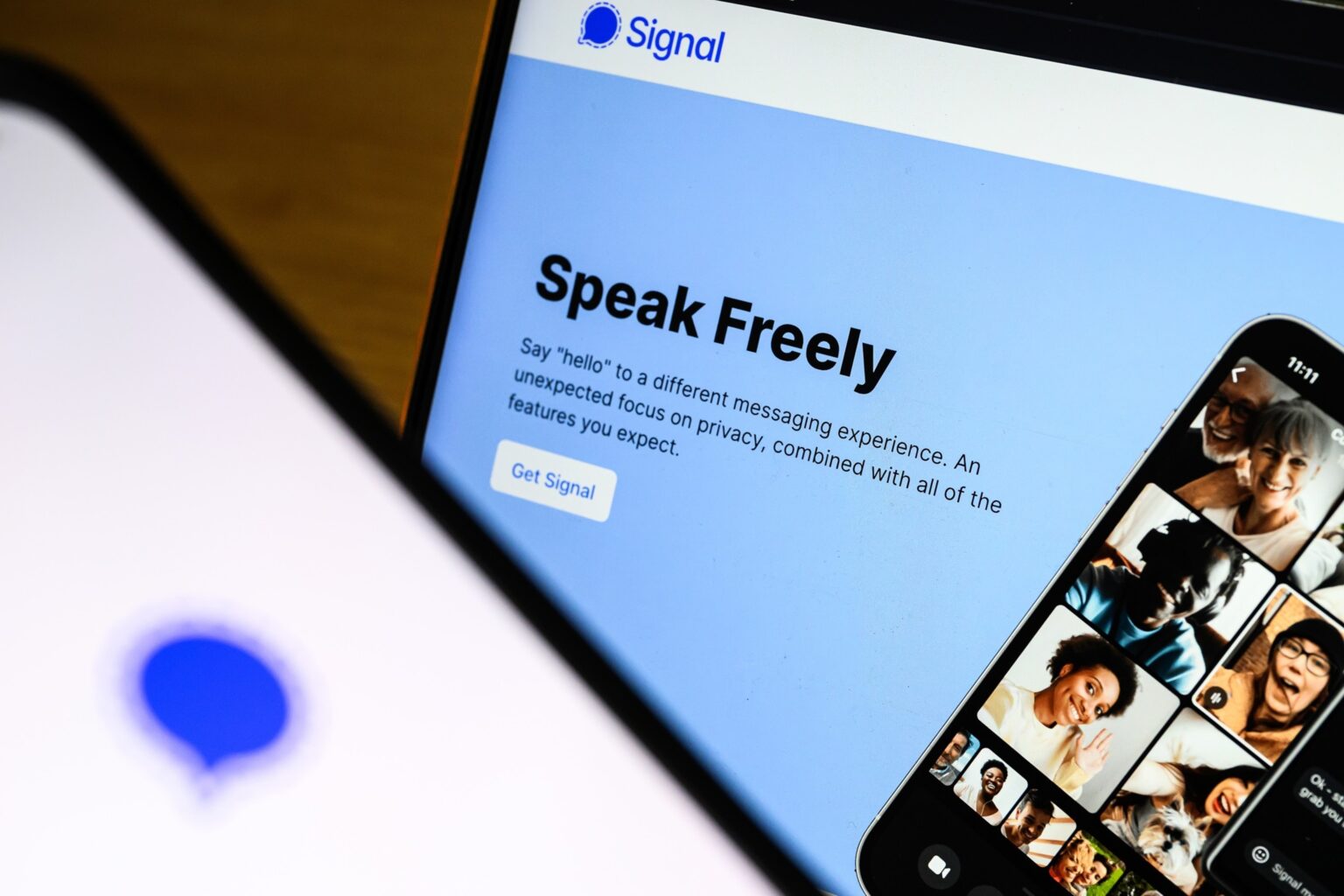 digital security-signal-messaging apps-US officials-information breach-app downloads