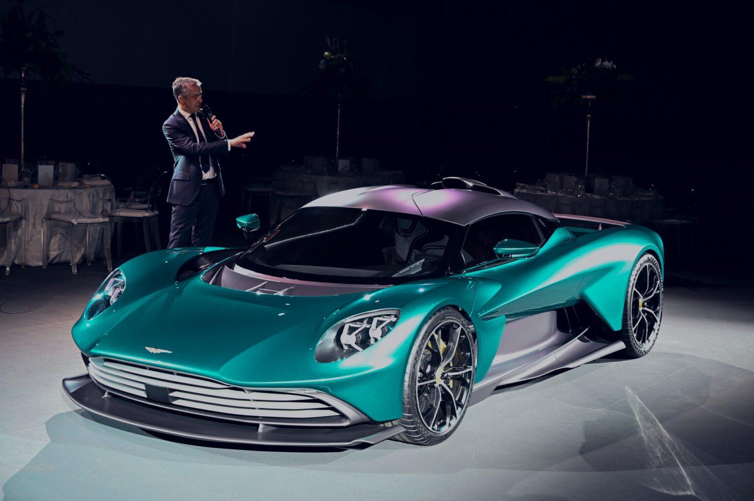 Aston Martin-Valhalla-hybrid-supercar-luxury car