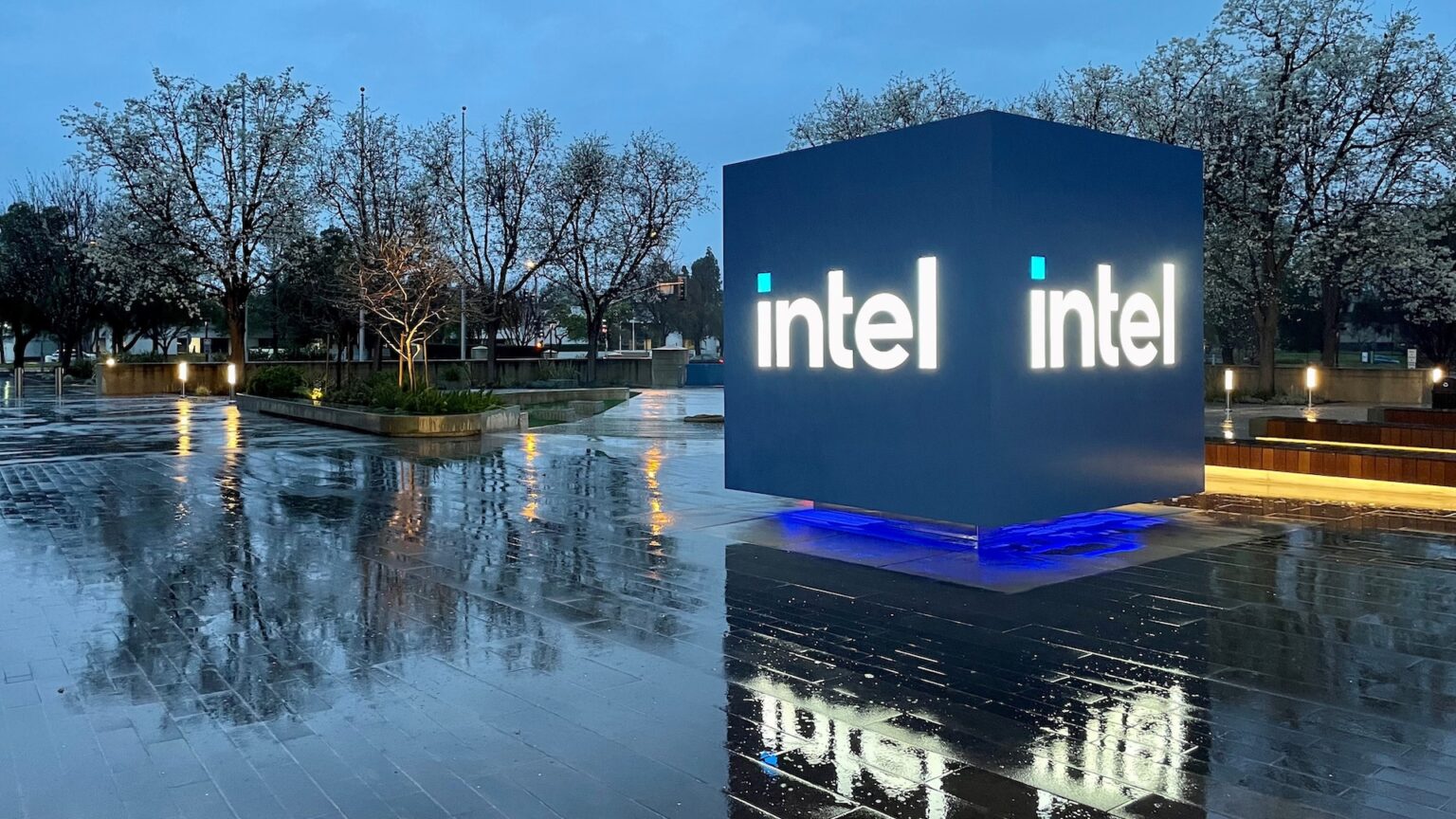 Intel-Altera-FPGA chips-share sale-financial strategy-semiconductor industry