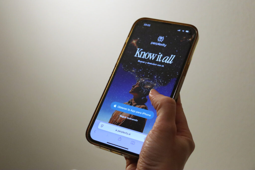 Perplexity-AI Assistant-Siri-iOS App-Privacy-iPhone