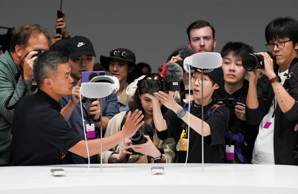 Vision Air-Apple-VR headset-advanced technology-slim design