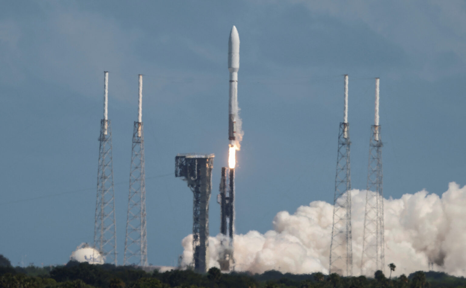 amazon-kuiper project-satellite internet-starlink-internet technology-atlas v launch-blue origin