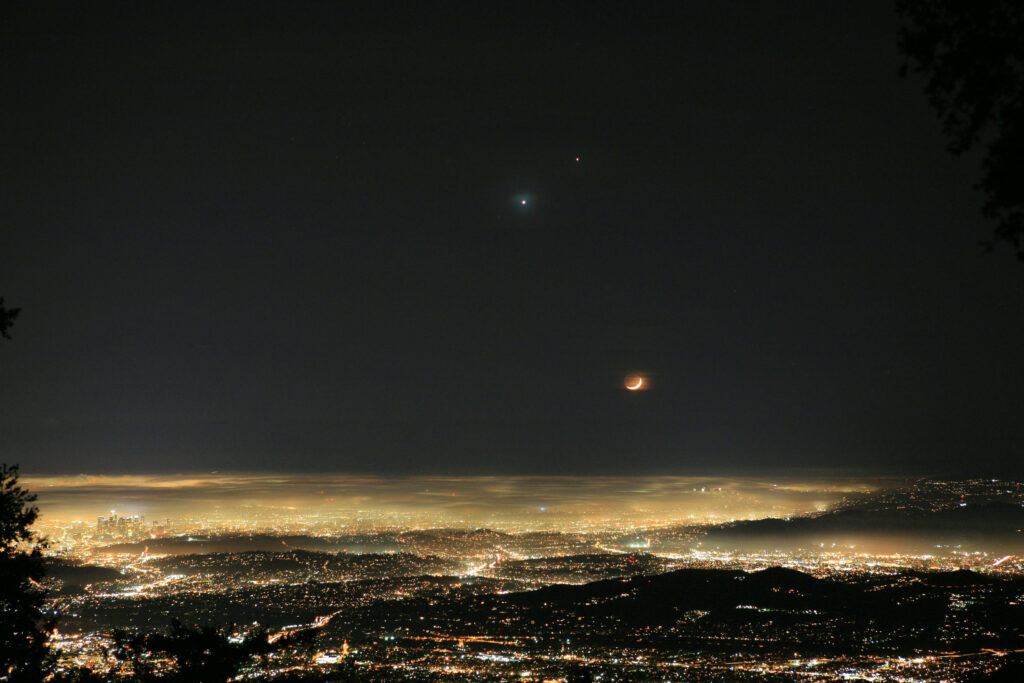 triple conjunction-astronomy-smiling sky-Venus-Saturn-Moon