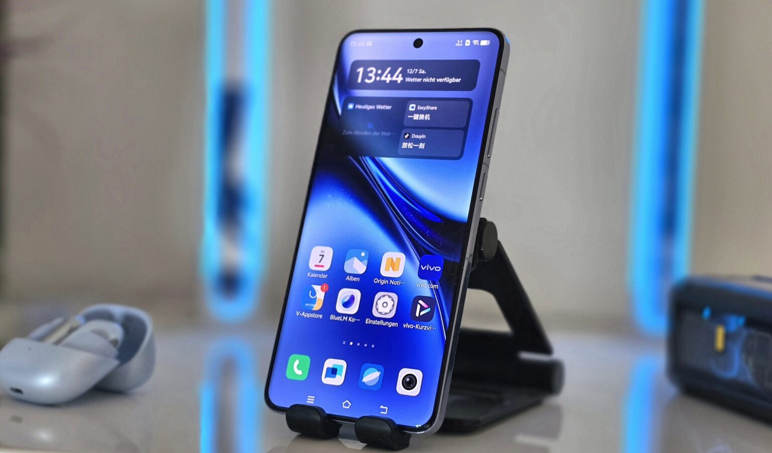 vivo x200 ultra-flagship phone-OLED design-triple camera-snapdragon 8 elite