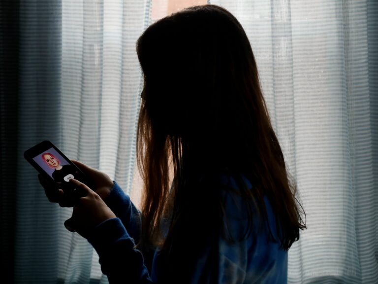 Internet-young generation-social media-mental health-time restrictions-online privacy