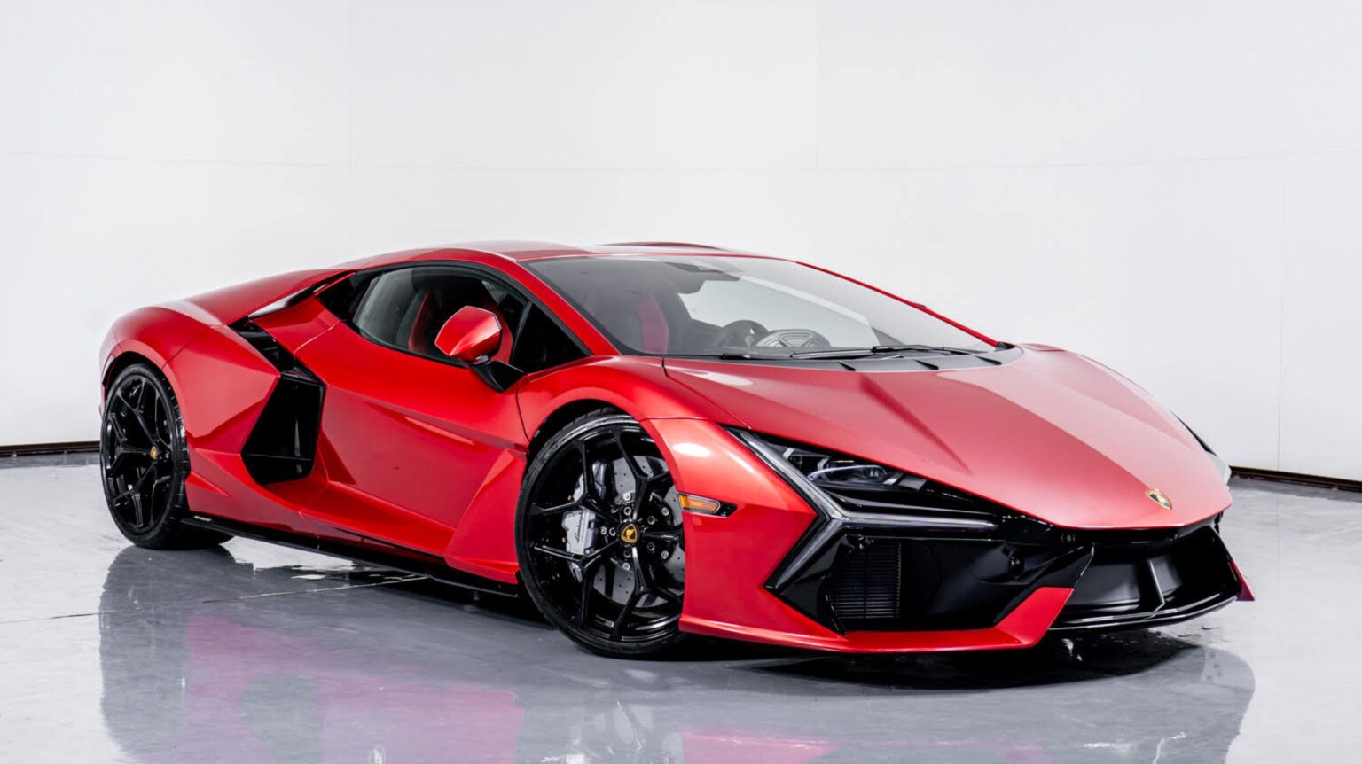 Lamborghini-Revuelto-color-changing car-sports car-carbon fiber design-V12 engine-high performance