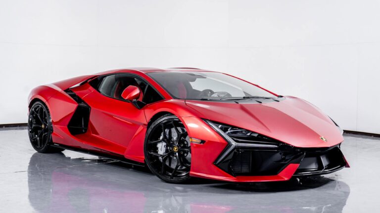 Lamborghini-Revuelto-color-changing car-sports car-carbon fiber design-V12 engine-high performance