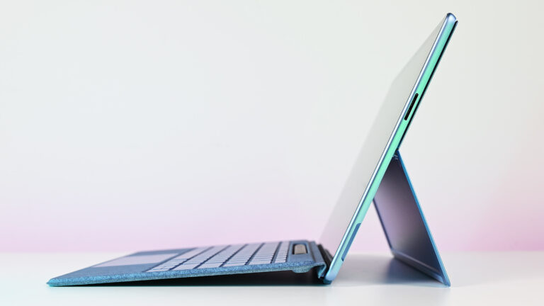 Qualcomm-Snapdragon 8 Elite-Windows laptop chips-smartphone processors-Surface laptops