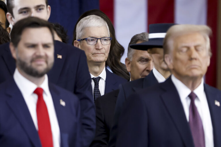 Warren Buffett-Tim Cook-Apple-Berkshire Hathaway-Investment