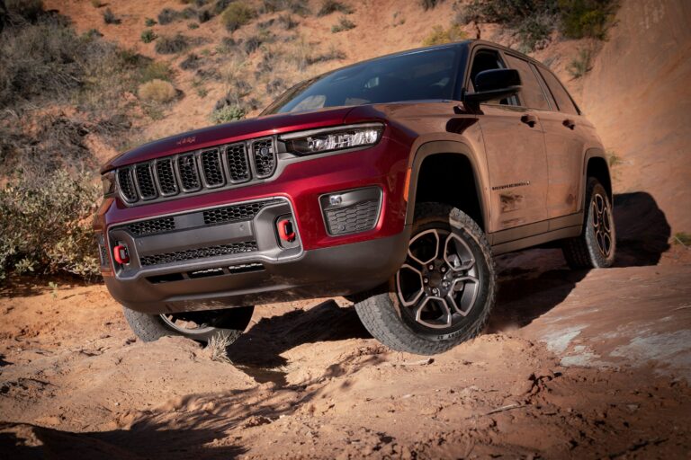 jeep-grand cherokee-SUV-luxury design-turbocharged engine-infotainment system