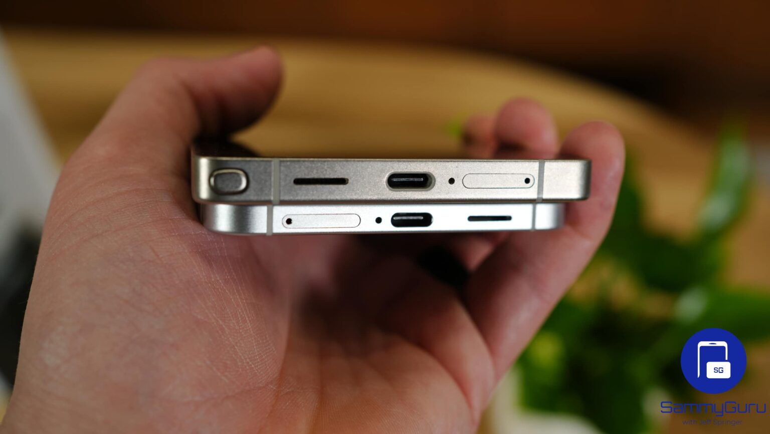 samsung-galaxy s25 edge-iphone-smartphone design-lightweight phone