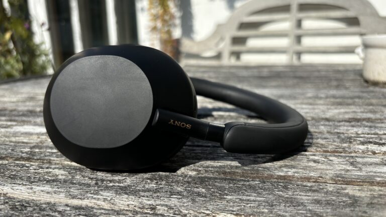sony-WH-1000XM6-noise cancelling technology-360 Reality Audio-headphone battery