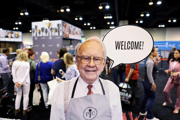 warren buffett-tim cook-apple-berkshire hathaway-financial success-strategic management-investment-stock growth