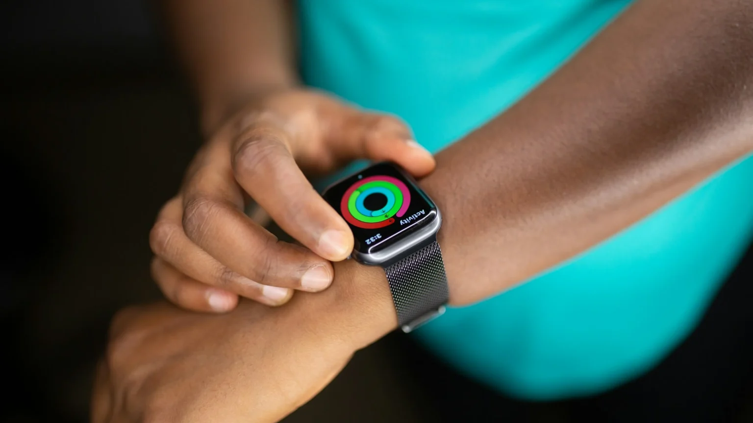Apple-All-Glass Apple Watch-Innovative Design-Wearable Gadget-Durable Glass Engineering