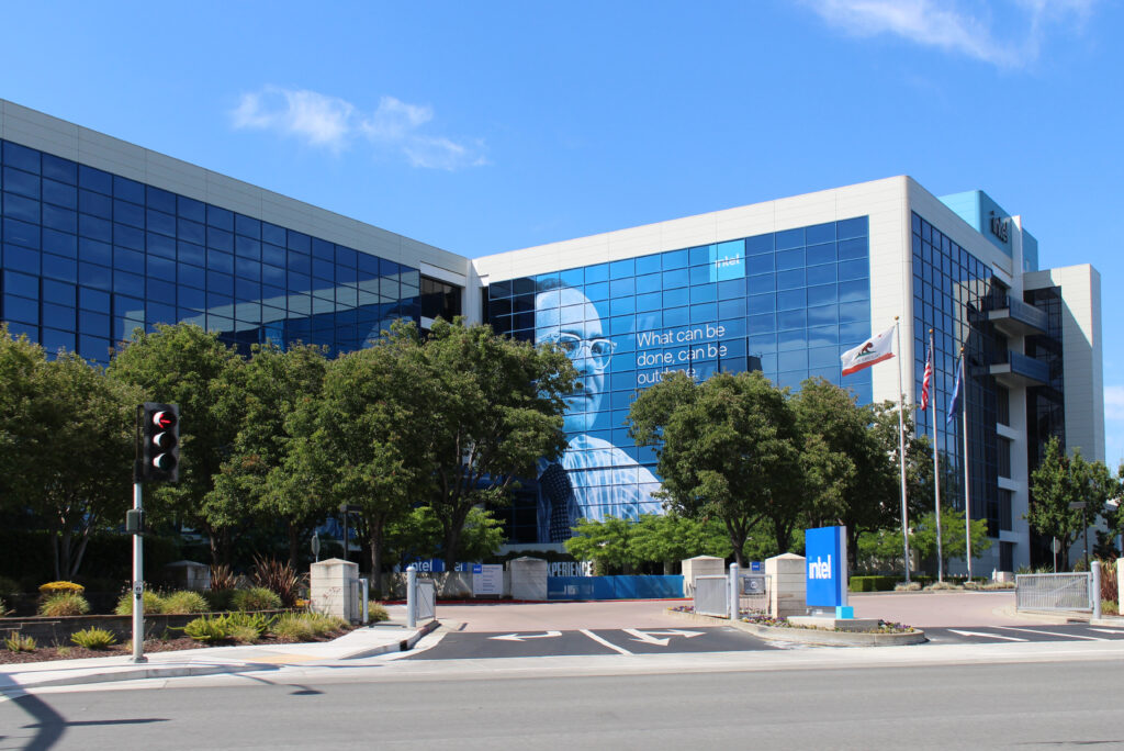 Intel-Intel Capital-investment-strategic decision-technology