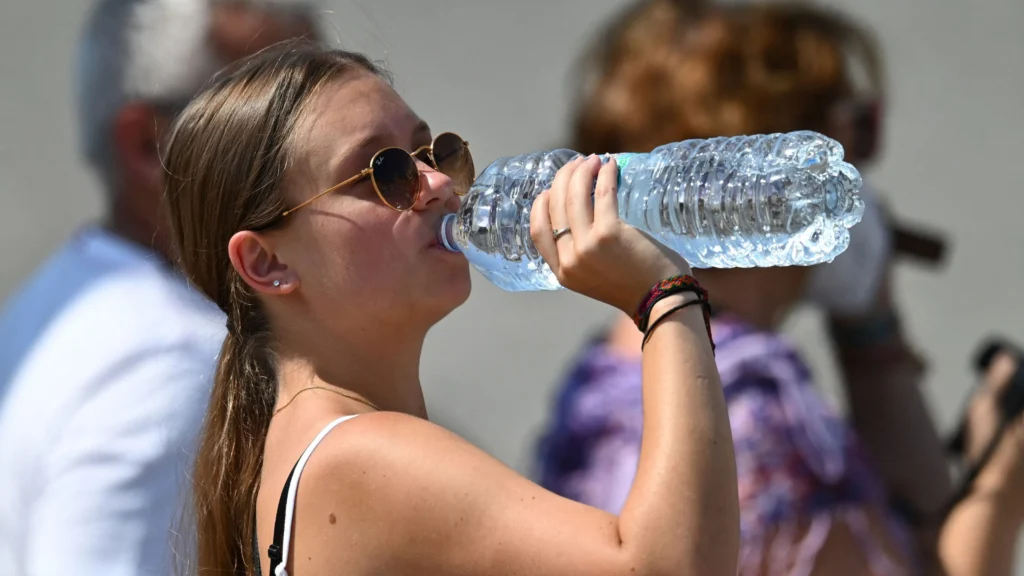 reusable water bottles-bacteria in water bottles-cleaning water bottles-water bottle health risks