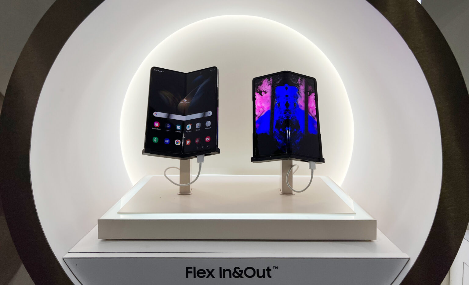 rollable display phone-Samsung-future technology-innovative design-rollable display