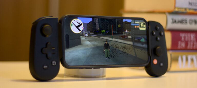 Backbone Pro-Mobile Gaming Controller-Bluetooth Connection-USB-C-Analog Sticks
