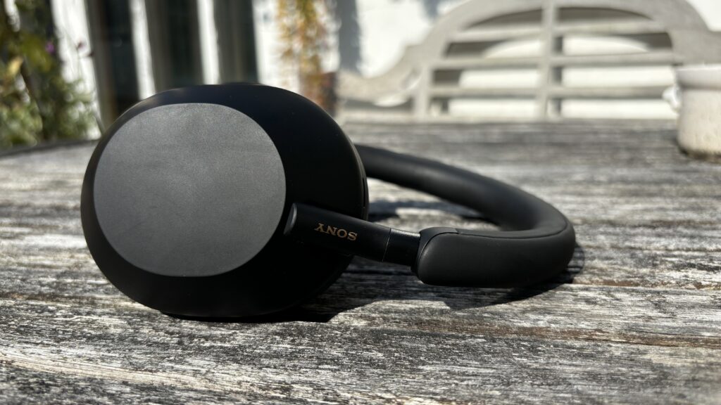 sony-WH-1000XM6-noise cancelling technology-360 Reality Audio-headphone battery